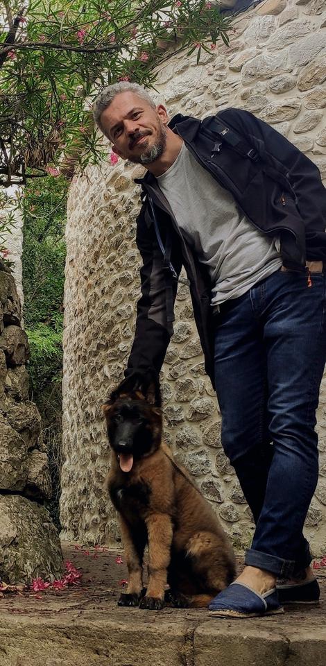 Nicolas Pacull, éducateur canin comportementaliste, avec un chiot