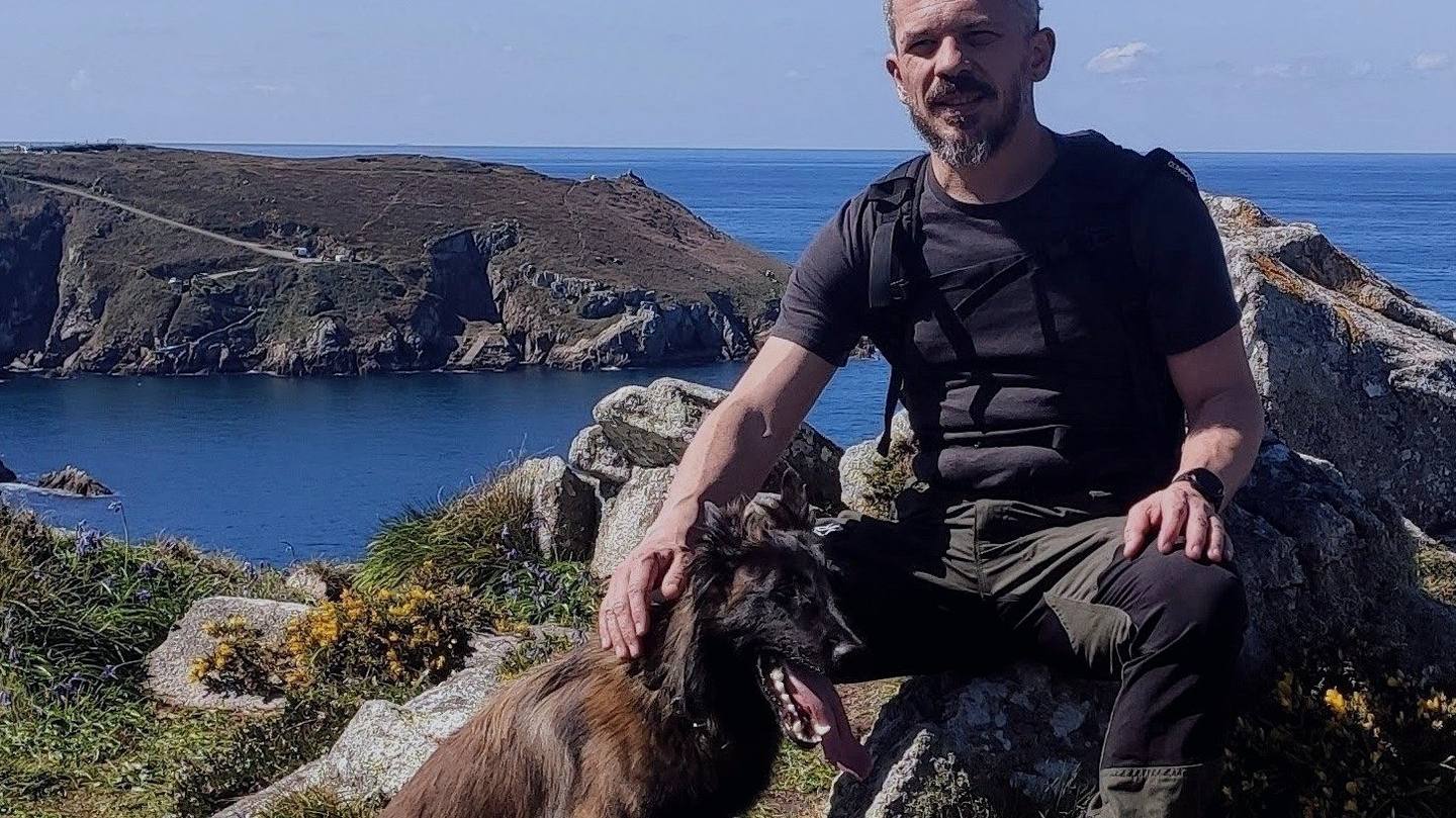 Nicolas Pacull, éducateur canin comportementaliste, avec son chien